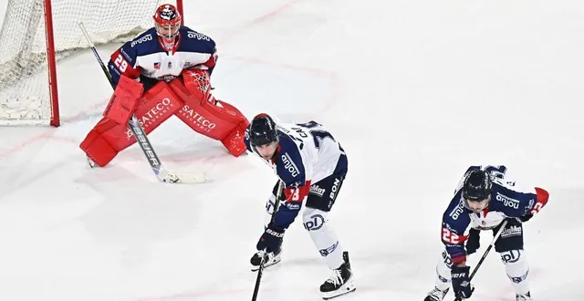 photo  matt o’connor, le gardien des ducs, a été l’un des deux joueurs expulsés de la rencontre. mais le seul à avoir quitté la glace blessé après avoir été agressé.  &copy;  franck dubray 