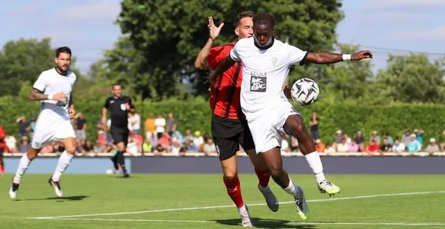photo  jacques ekomié au duel avec jérémy billy lors d’un match amical entre les deux équipes l’été dernier.  &copy;  angélique richou 