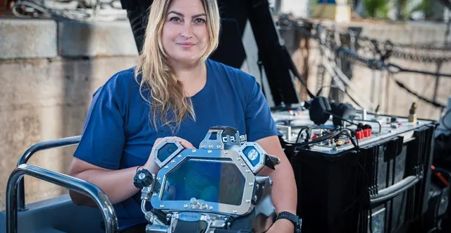 photo  marion moriceau, 41 ans, vit au quotidien dans les fonds sous-marins où elle travaille avec un souci permanent de respect de l’environnement.  &copy;  marion moriceau 
