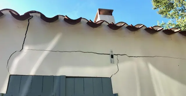 photo  les fissures profondes se multiplient sur le côté droit de la maison secondaire de jean-yves bourcereau  &copy;  ouest france 