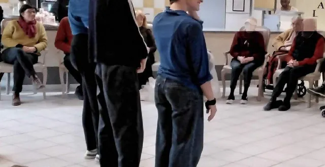 photo  les trois artistes face aux résidents.  &copy;  ehpad du grand jardin. 