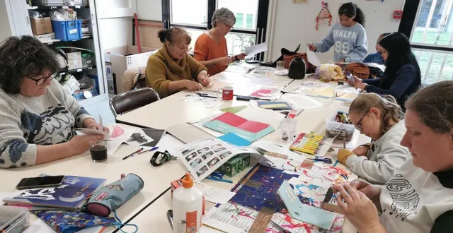 photo  à la maison des habitants, les familles prennent plaisir à découvrir de nouvelles pratiques, comme ici celle du kirigami.  &copy;  le maine libre. 
