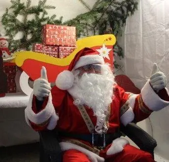 photo  le père noël a débuté sa tournée 2025 dans le nord-sarthe.  &copy;  maine libre 