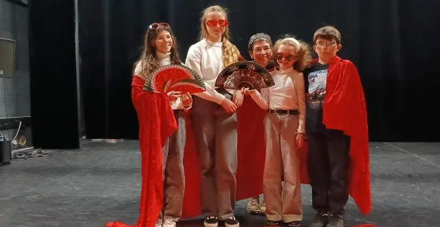 photo  des jeunes en répétition avec katia grange.  &copy;  le maine libre 