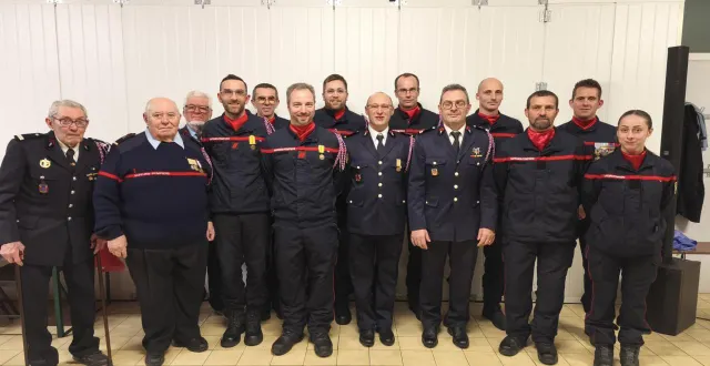 photo  les sapeurs-pompiers de la caserne avec quelques anciens lors de la cérémonie de la sainte-barbe.  &copy;  le maine libre 