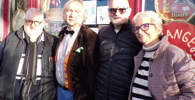 photo  de gauche à droite : jean-pierre martel, okay yazar, yves caillon, et martine richard, prêts pour la soirée solidaire.  &copy;  le maine libre 