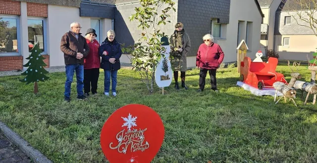 photo  les décors de jour ont été plantés à la résidence du val de l’isle, avec un traîneau tout neuf, installés par christian et annette videau, annie fieffe et christine capron, accompagnés d’une résidente, mme panhelleux.  &copy;  co 