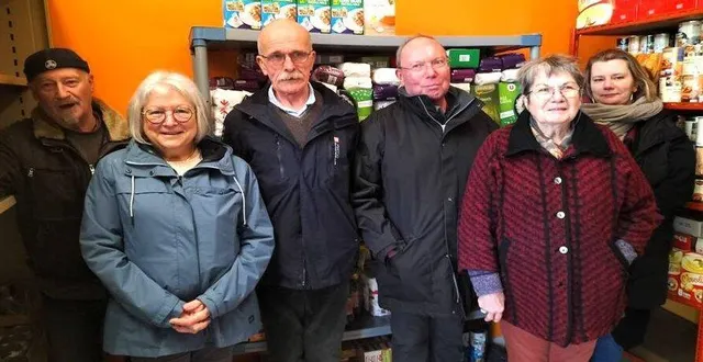 photo  de gauche à droite : marc coutable, maria rio, pierre-marie bourdel, alain rio, marie-claude vaucel et marie catelain, du cabas écomméen.  &copy;  ouest-france 