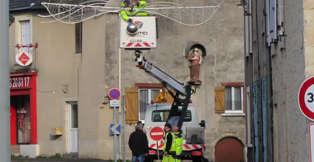 photo  la semaine dernière, les rues se sont parées des décorations de noël. cela à rendu la circulation du centre bourg un peu plus compliquée que d’habitude, étant donné l’attention portée sur la sécurité des agents.  &copy;  ouest-france 