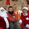photo lucas accompagné de père noël et maman noël.