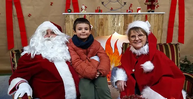 photo  lucas accompagné de père noël et maman noël.  &copy;  ouest-france 