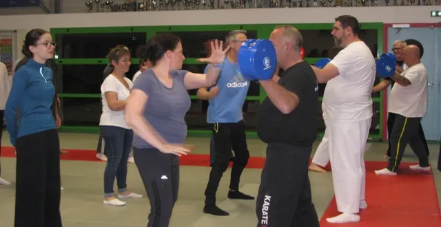 photo  depuis plusieurs années, le dojo du gymnase est l’objet de cours de self-défense proposés aux femmes. jeudi, emmanuel coudreuse, diplômé et enseignant de cet art martial, était aux manettes. plus d’une trentaine de femmes étaient donc présentes pour cette initiation qui leur a permis de découvrir des techniques basiques qui peuvent rendre de nombreux services lors d’attaques d’agresseurs. marie-laure plever, maire, était également présente pour observer l’initiation.  &copy;  ouest-france 