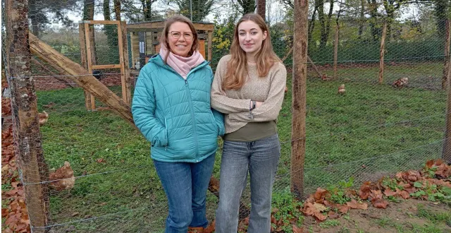 photo  de g. à dr. : la trésorière d’happy transition, delphine leleu, et lucie bernier, à l’initiative de ce poulailler partagé collectif.  &copy;  co 