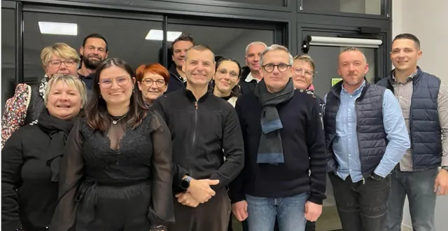 photo  les commerçants rassemblés pour préparer le marché de noël.  &copy;  co 