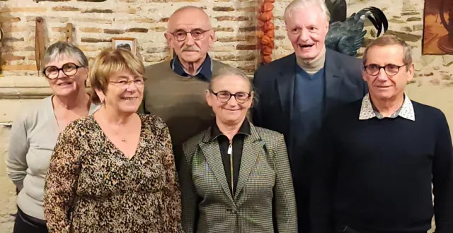 photo  de g. à dr. : pascale dupé, marie hélène garnier, paul barrault, mireille hersant, rémi petit et paul giraud?, membres de la classe 75.  &copy;  co 
