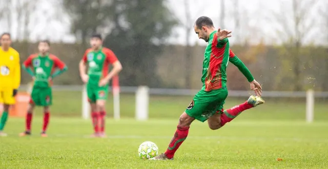 photo  ici contre pays de l’ouin, le 23 novembre, quentin chevalier s’applique à bien frapper un coup de pied arrêté de saint-cerbouillé.  &copy;  co - clémence chauvin 