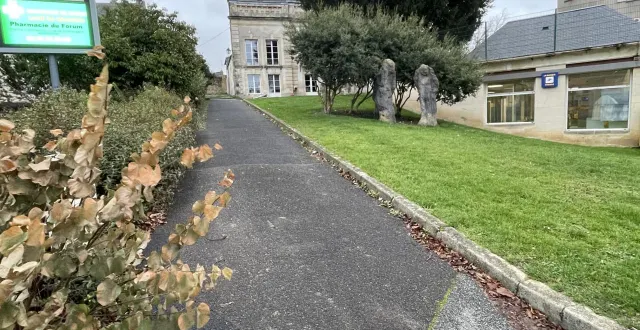 photo  les locaux de l’espace xavier-rousseau (au centre) se trouvent près du bureau de la poste.  &copy;  ouest-france 