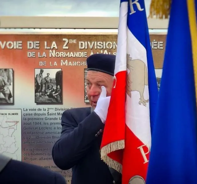 photo l’émotion était palpable autour du monument leclerc à fleuré.  ©  ouest-france