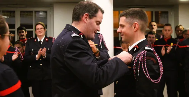 photo  le commandant jérémy dallier, représentant de l’union départementale des sapeurs-pompiers de la sarthe, a remis au capitaine florent rey la médaille d’honneur argent.  &copy;  le maine libre 