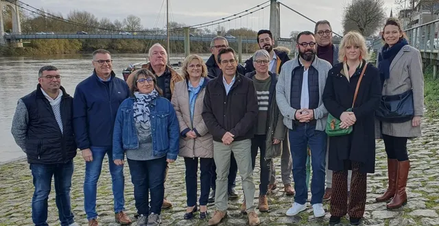 photo  une partie des candidats de la liste « gardons le cap pour chalonnes » autour de laurent froger. de gauche. à droite, freddy poilane, richard viau, virginie juret, patrice renou, gwenaëlle lagadec, philippe giteau, laurent froger, noëlla coutault, renaud tombini, mikaël le vourch, william poissonneau, aurélie caillet et virginie cochet.  &copy;  ouest-france 