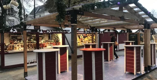 photo  le marché de noël de la place molière à angers (maine-et-loire) a ouvert le 1er décembre, trois jours après celui place du ralliement.  &copy;  ouest-france 