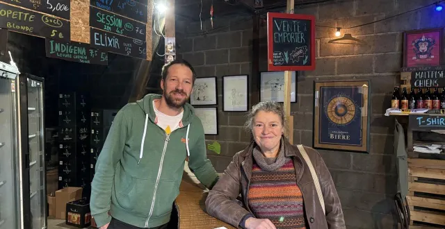 photo  gaël martin, brasseur de la gloutte et jeanne thireau, une des treize artisans du marché de noël.  &copy;  co 