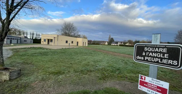 photo  de gauche à droite : la mairie de sévigny, le cabinet dentaire et le terrain communal prêt à être cédé à tout praticien de santé.  &copy;  ouest-france 