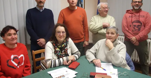 photo  raymond bellecontre (au centre) accompagné d’une partie de l’équipe municipale  &copy;  ouest-france 