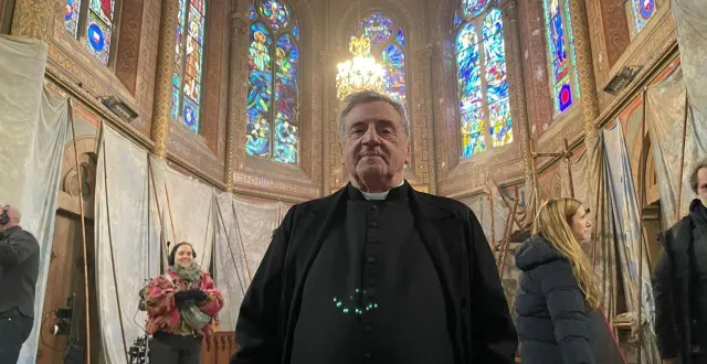 photo  daniel auteuil tourne la dernière scène de son film « une nuit » sur les enfants de vénissieux en 1942, ce lundi 1er décembre 2025 dans l’église sainte-colombe à la flèche.  &copy;  le maine libre - louis gohin 