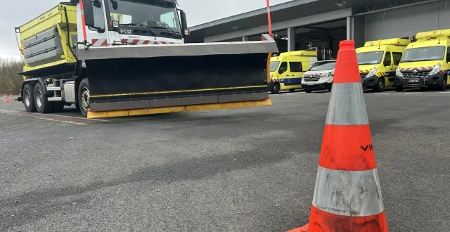 photo  chemillé, lundi 1er décembre. sur le département, vinci autoroutes peut compter sur un parc de 39 camions de déneigement avec lame pour assurer la sécurité.  &copy;  co - freddy reigner 