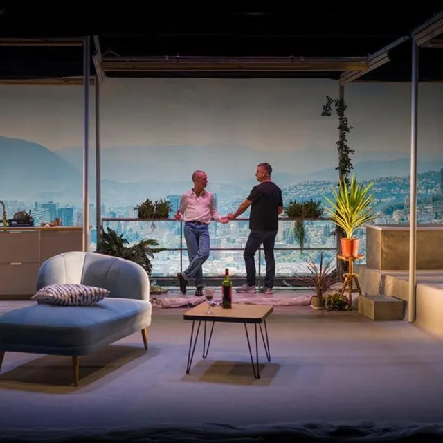 photo un étonnant duo, riche de parcours qui s’entrecroisent, dans « sur tes traces ».  ©  emily coenegrachts