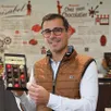 photo  alexandre poupard, responsable de site guisabel, près de candé, présente l’innovation de l’entreprise artisanale : des alvéoles en chocolat pour remplacer le plastique dans les boîtes de bonbons. 