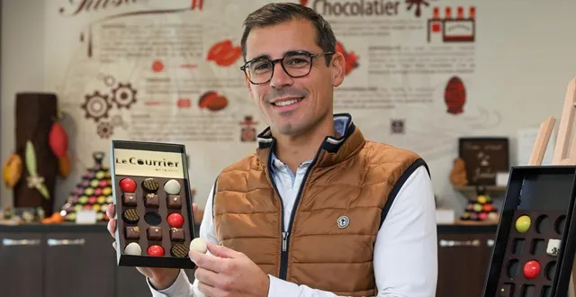 photo  alexandre poupard, responsable de site guisabel, près de candé, présente l’innovation de l’entreprise artisanale : des alvéoles en chocolat pour remplacer le plastique dans les boîtes de bonbons.  &copy;  co-laurent combet 