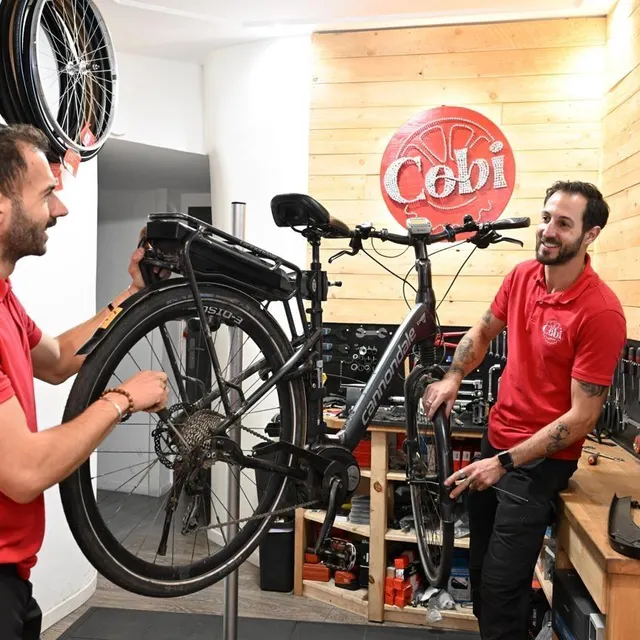 photo angers, vendredi 17 octobre 2025. luigi et kévin moreau réalisent désormais 70 % des réparations dans leur atelier.  ©  co - josselin clair