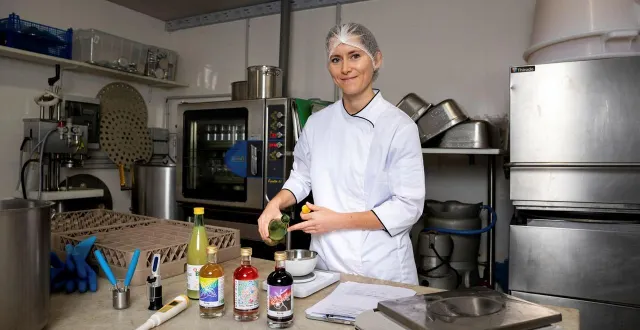 photo  à 30 ans, laurène barrat, diplômée des arts et métiers d’angers, a lancé la maison musa, une entreprise artisanale de sirops bio. un pari entrepreneurial qui allie innovation, circuits courts et valorisation du terroir.  &copy;  regine lemarchand 