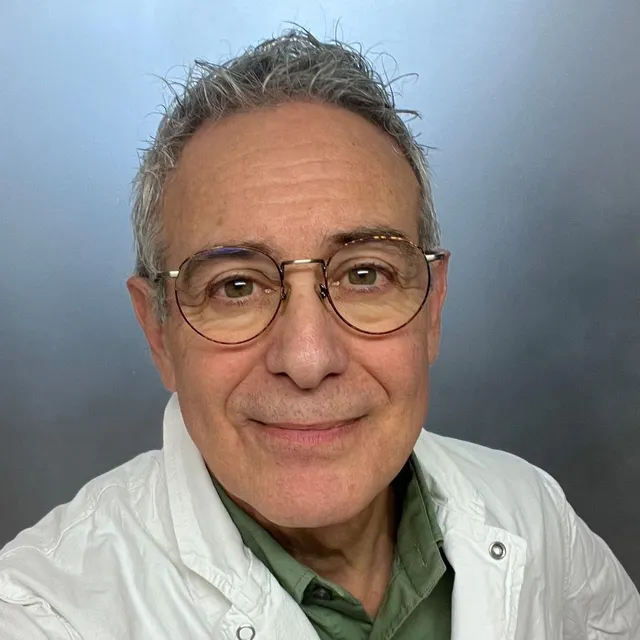 photo dr philippe assouly, dermatologue spécialiste du cheveu au centre sabouraud de l’hôpital saint-louis et membre de la société française de dermatologie.  ©  document remis