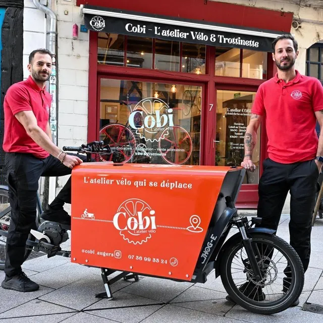 photo à l’atelier ou en itinérance, luigi et kévin moreau réparent les vélos et trottinettes des vélotafeurs.  ©  co-josselin clair