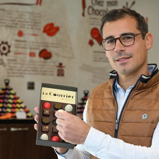 photo alexandre poupard, responsable de site guisabel, près de candé, présente l’innovation de l’entreprise artisanale : des alvéoles en chocolat pour remplacer le plastique dans les boîtes de bonbons.  ©  co-laurent combet
