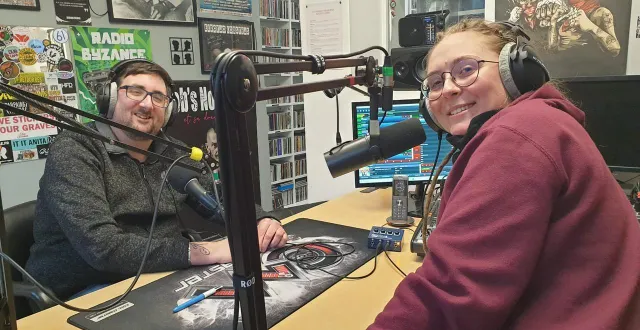 photo  pierre crestot, ici avec l’animatrice marie boucher, a dédié une chanson de phil collins à ses amis et à sa famille.  &copy;  ouest-france 