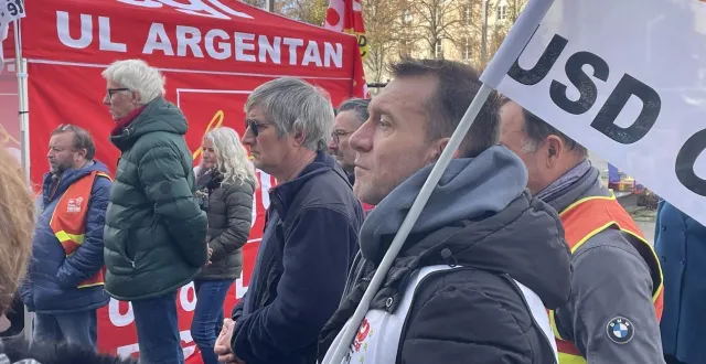 photo  70 personnes ont participé au rassemblement du 2 décembre 2025 devant la mairie d’argentan.  &copy;  ouest-france 