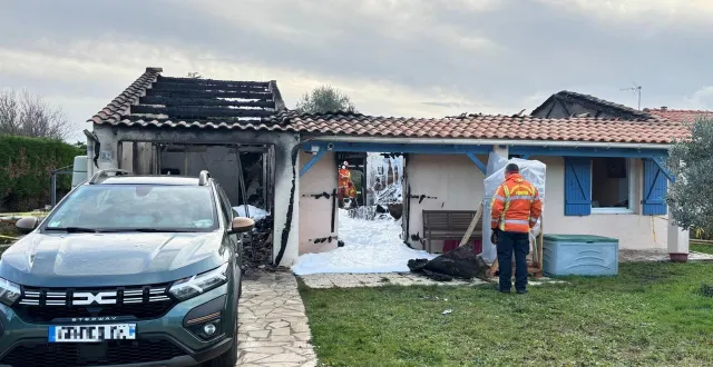 photo  au lendemain du drame, qui a coûté la vie à un couple à talmont-saint-hilaire, les pompiers ont projeté de la mousse pour sécuriser la maison et éviter toute reprise de feu.  &copy;  ouest-france 