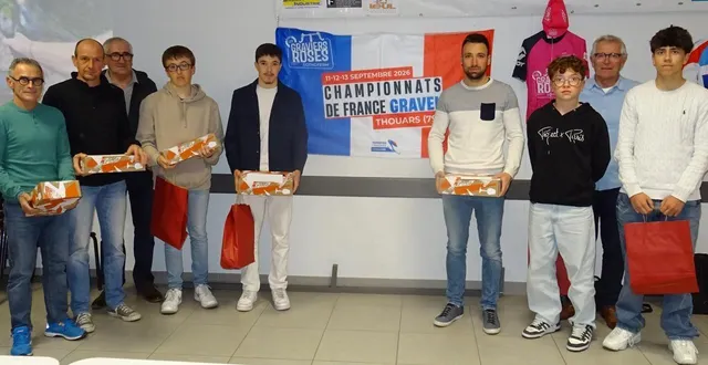 photo  hervé chauvin (3e à partir de la gauche) et alain jahény (2e à partir de la droite) ont récompensé sept coureurs.  &copy;  co 