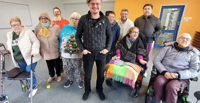 photo  arnaud roman, metteur en scène, entouré de sa troupe dont les membres sont issus des ateliers de théâtre adapté organisés à trélazé. le k (barré) est le produit de leur année de travail.  &copy;  co 