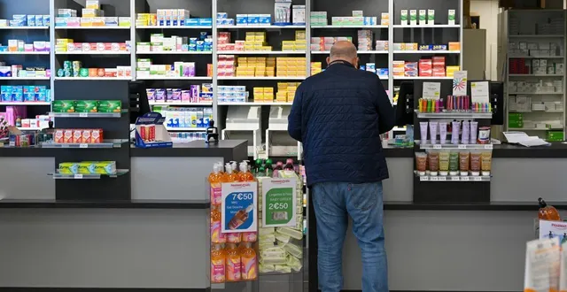 photo  plus d’une centaine de médicaments sont jugés plus dangereux qu’efficaces par la revue médicale « prescrire », qui appelle à les éviter à tout prix, dans son dernier bilan publié lundi 1er décembre 2025.  &copy;  henrique campos / hans lucas via afp 