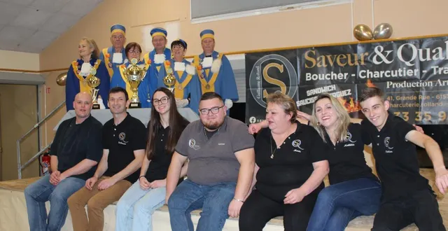 photo  l’équipe de guillaume rolland mise à l’honneur devant les fins goustiers d’alençon venus soutenir l’artisan local, champion de france de la saucisse grillée 2025.  &copy;  ouest-france. 