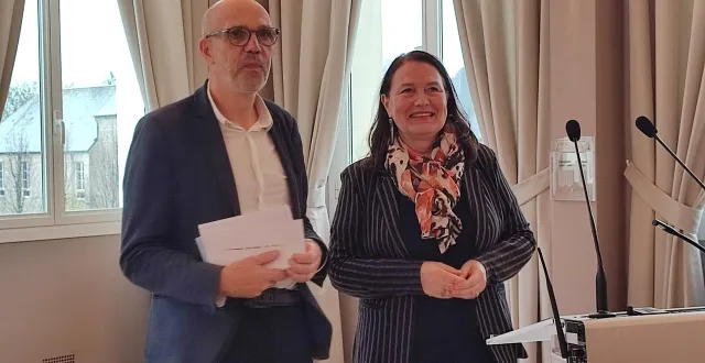 photo  bernard allays lauréat du prix littéraire du cotentin a reçu son prix des mains de catherine brunaud-rhyn, vice-présidente du conseil départemental en charge de la culture.  &copy;  ouest-france 