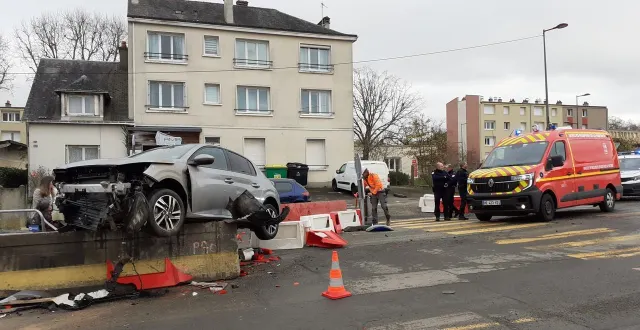 photo  ce mardi 2 décembre 2025, vers 15 h 30, un accident spectaculaire s’est produit avenue félix-geneslay, au mans (sarthe)  &copy;  ouest-france 