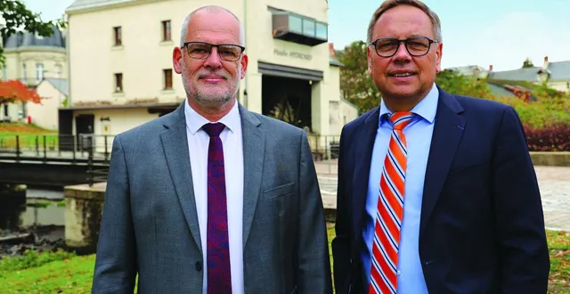 photo  sylvain lefebvre, 1er adjoint et frédéric mortier, maire de longué-jumelles, devant l’hydronef.  &copy;  co 