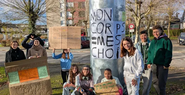 photo  lors de l’action culturelle dans le cadre des provinces créatives, le week-end dernier, un stage pour adolescents qui ont créé des affiches. à droite, au deuxième plan, marie bourin et lauriane durix de la compagnie hej hej tak  &copy;  quai des arts 