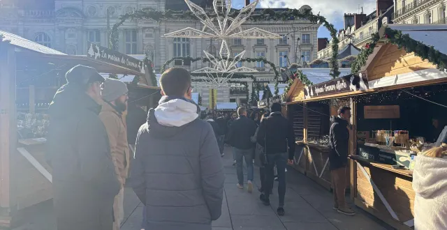 photo  le marché de noël de la place du ralliement à angers.  &copy;  ouest-france 